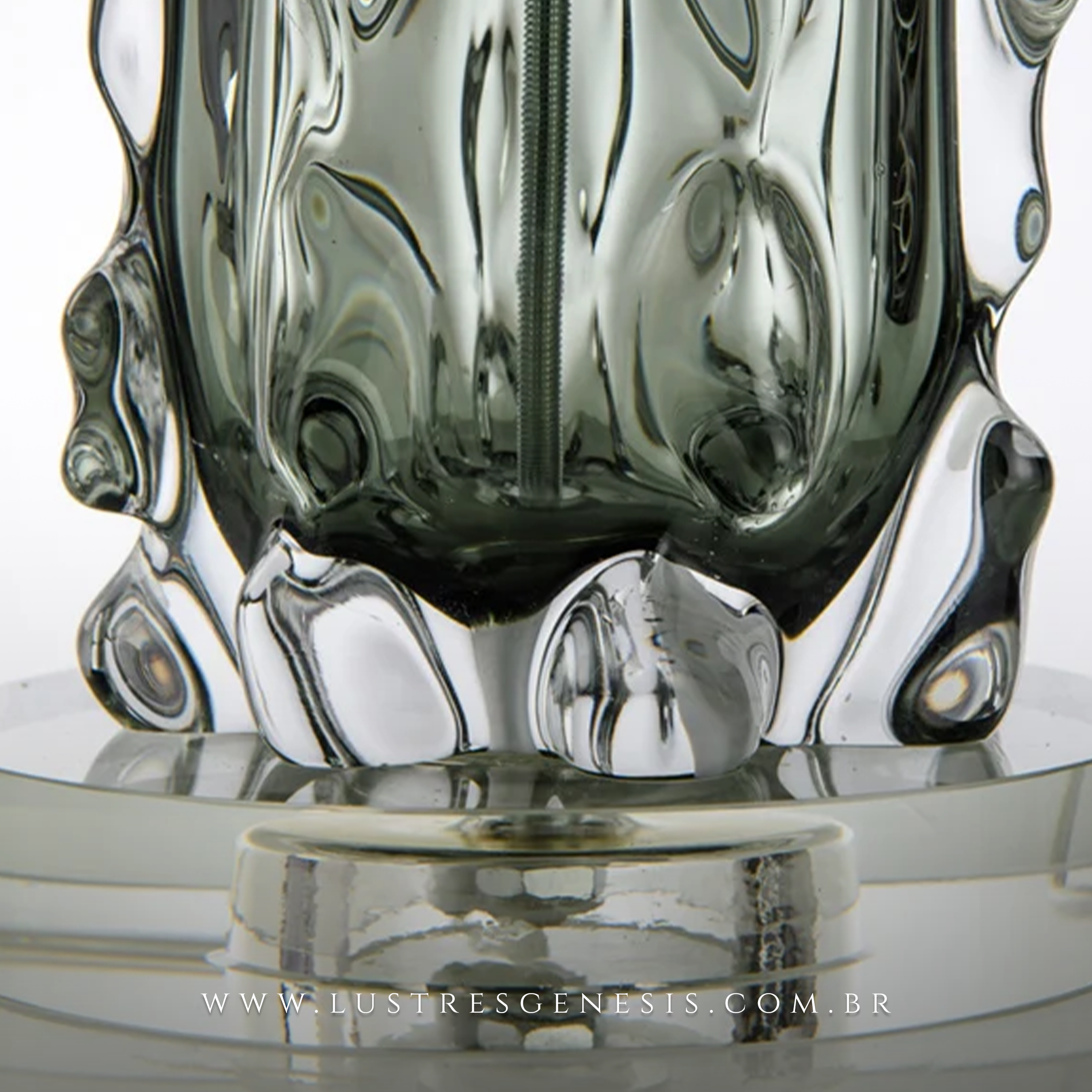 Abajur Tacio com base de vidro trabalhado e cúpula cinza, ideal para cabeceira de cama ou decoração de escritórios.